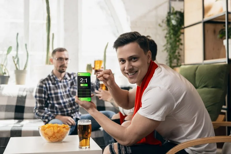 Mies lyö vetoa puhelimella